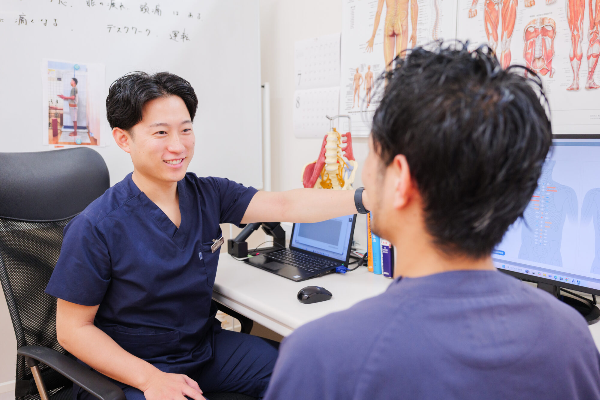 なぜ整体は “運動パターン” を元に戻せるのか ── Hodges & Tucker 2011から読み解く慢性痛の代償運動と継続再学習の共通構造